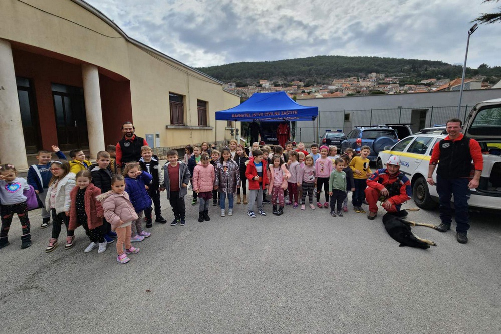 Djeca Dječjeg vrtića Blato na demonstraciji vozila i opreme operativnih snaga